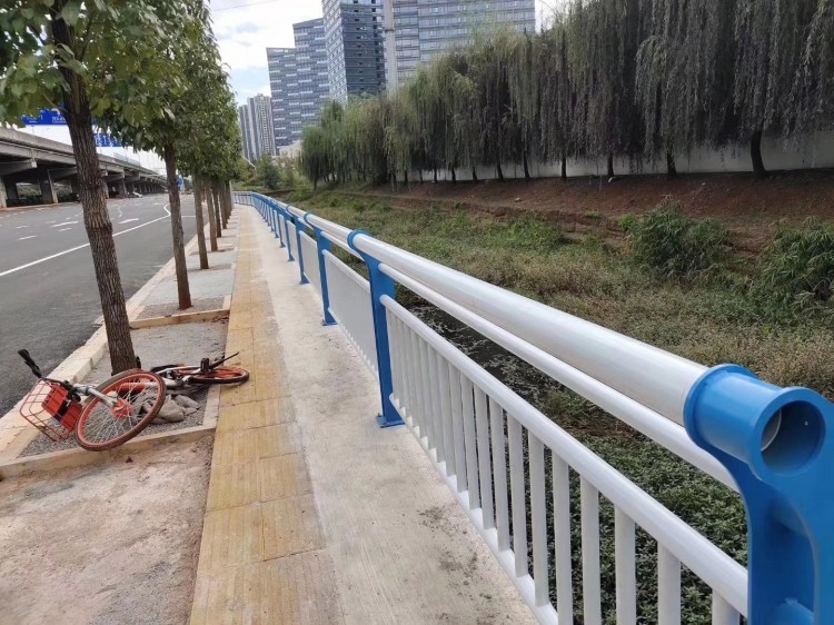 不銹鋼復(fù)合管護(hù)欄